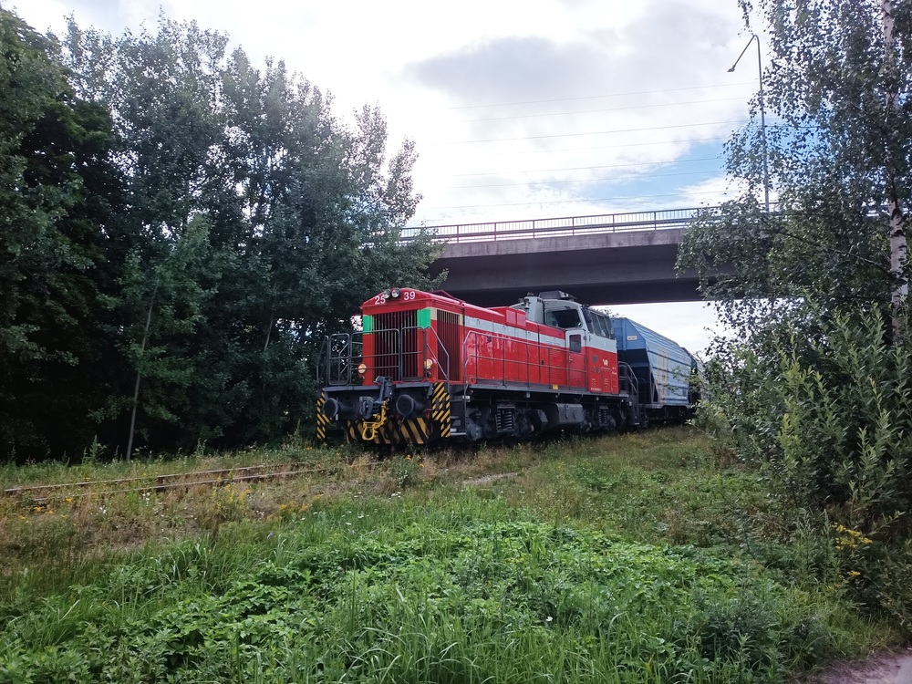 Päivystäjä Naantalin satamaradalla 28.7.2020
Ensimmäinen viljajuna 3,5 vuoden tauon jälkeen on saapunut Naantaliin ja vaunuja työnnetään satamaan. Tai ainakin yritetään. Mäki ja 3,5 vuoden aikana kertynyt ruoste aiheuttivat sen, että vaunuja ei saatu kunnialla työnnettyä satamaan vaan Viljavan oma vaihtoveturi oli hälytettävä avuksi.
Avainsanat: op_VR;jt_Vaihtoty;jyv_Dv12;jyv_Vtad