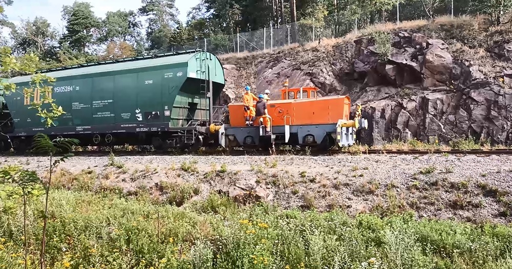 Otso 2R Naantalin satamaradalla
Yksiön valtionveturi... valtion yksityisveturi eli siis valtionyhtiö Suomen Viljavan vaihtoveturi Otso 2R hälytettiin apuun, kun VR:n Dv12 ei yksin meinannut selvitä 3,5 vuotta ruostuneita kiskoja pitkin satamaan asti. Normaalisti tämä veturi häärii piilossa viljasiilojen takana.
Avainsanat: op_VR;op_Viljava;jt_Vaihtotyö;jyv_Vtad;jym_Otso2R