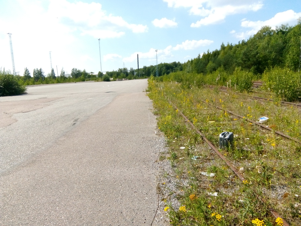 Turun tavara-aseman alennustilaa 27.7.2018
Heikkilän ratapihan vanhaa kuormausaluetta. Tämä paikka on suuren osan muusta ratapihasta kanssa mennyt sittemmin uusiksi.
Avainsanat: rautatiearkeologia