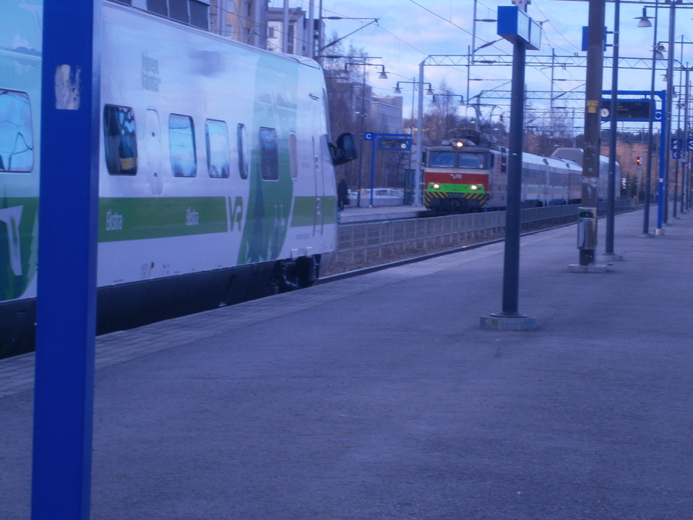 S75 & IC66 Mikkelissä 7.4.2014
Iltakuuden kohtaus Mikkelissä. Tyypilliseen tapaansa malttamaton Pendolino 75 Helsingistä Kuopioon on jo lähtenyt liikkeelle InterCityn 66 Kuopiosta Helsinkiin vasta jarrutellessa asemalle.
Avainsanat: op_VR;jt_matkustajajuna;jt_Pendolino;jt_InterCity;jyv_Sm3;jyv_Sr1