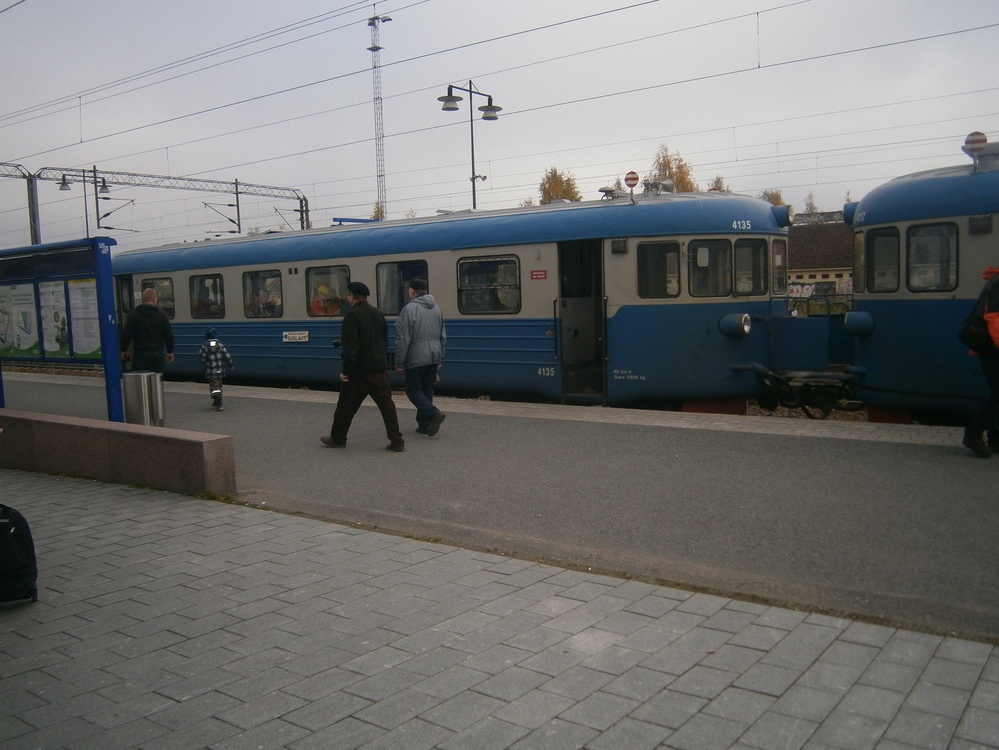 Lättähattu näyttää pitkää nenää 4.10.2014
Dm7 4135 näyttää lajitoverilleen pitkää nenää, eli vaunujen välistä käyntisiltaa.
Avainsanat: op_Keitele-museo;jt_Museojuna;jyv_Dm7