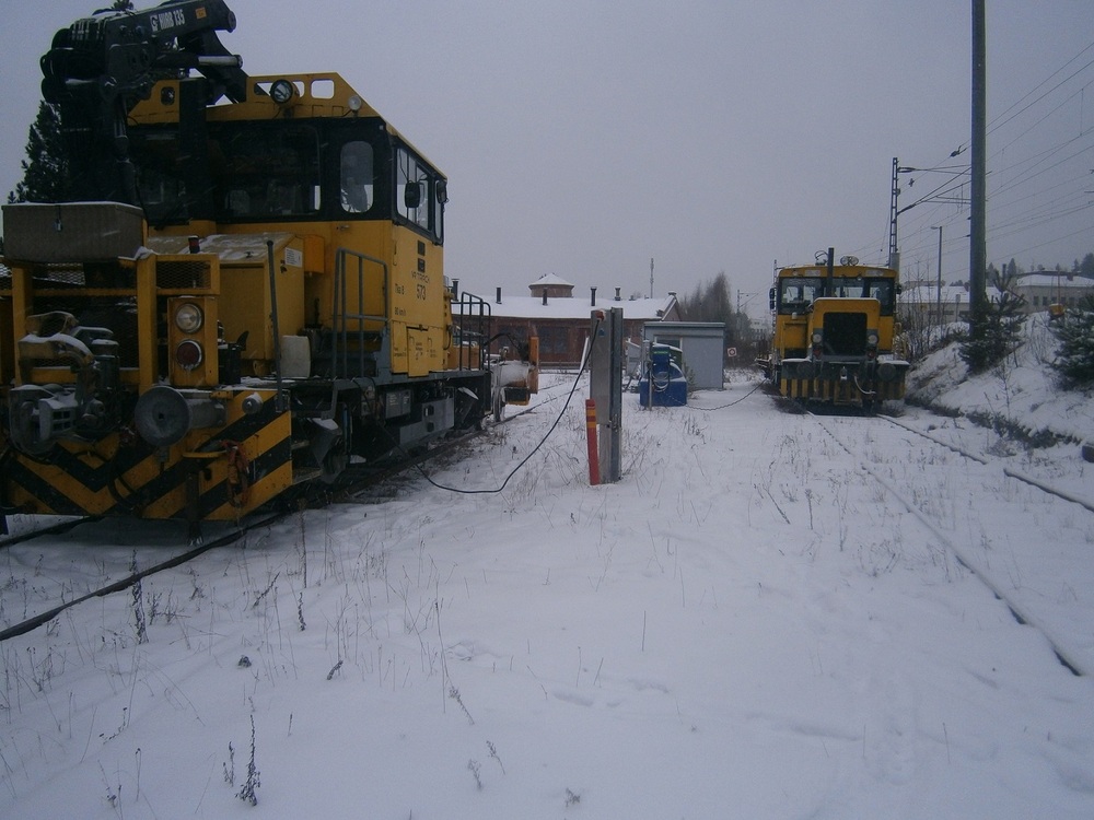 Mikkelin varikko 30.12.2014
Mikkelin varikon tuolloista arkipäivää. Varikon vakiovarustus oli VR-Trackin Tka8 ja Tka7, kuvassa vasemmalla numero 573 ja oikealla 190. Varikon vakituinen käyttö loppui tiettävästi noin vuotta myöhemmin.
Avainsanat: op_VR;jyv_Tka7;jyv_Tka8;infra_veturitalli
