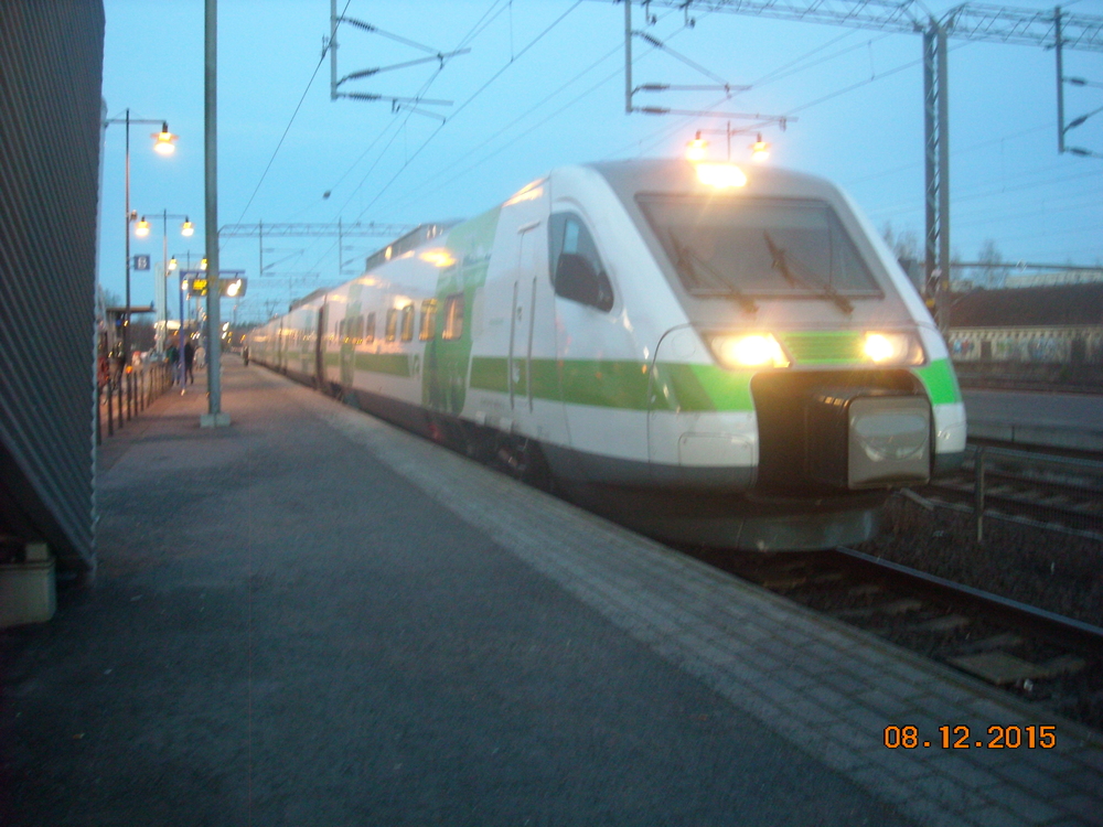 Pendolino Mikkelissä
Etelään suuntaava pendolino suorittaa välipysähdystään Mikkelin asemalla.
Avainsanat: op_VR;jt_Matkustajajuna;jt_Pendolino;jyv_Sm3