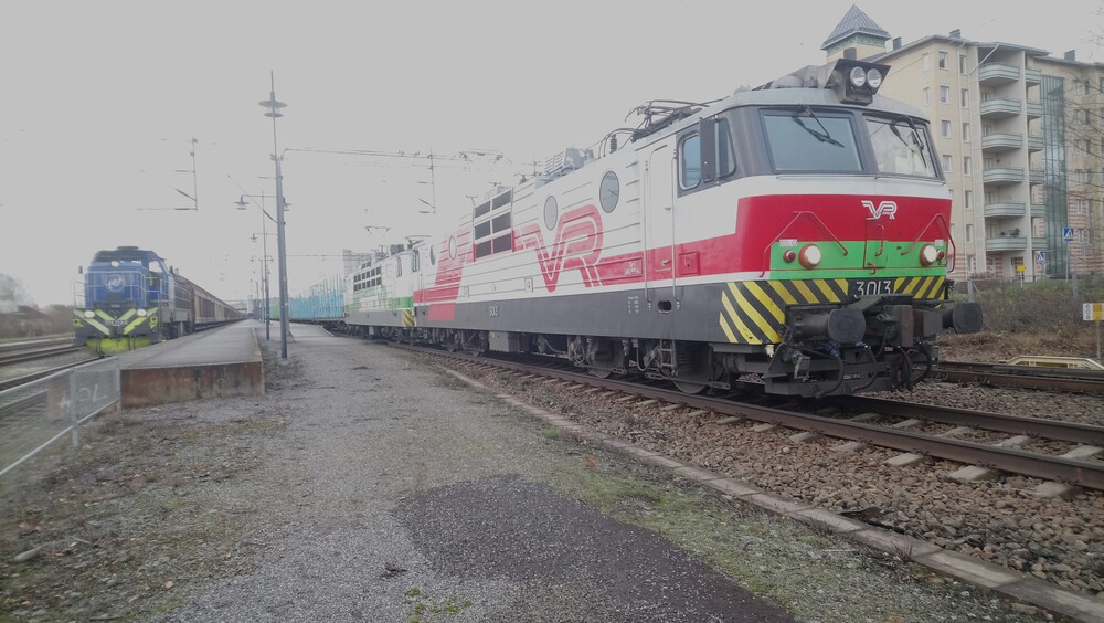 Kolmen junan kohtaus #1
Tavarajunat 7011 ja 2340 seisovat rinnakkain Mikkelissä.
Avainsanat: op_Fenniarail;op_VR;jt_Tavarajuna;jt_Asiakasjuna;jt_Raakapuujuna;jyv_Sr1;jyv_Dr18