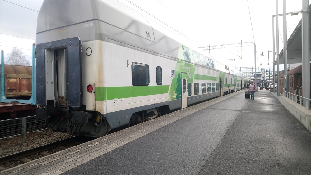 Kolmen junan kohtaus #2
Sm3:n hajoamisen takia vararungolla ajettava S66 Mikkelissä. Juna muistutti huomattavasti 2000-luvulta 2010-luvun alkuu yleistä InterCity-junan kokoonpanoa, jossa osa vaunuista oli kaksikerroksisia ja osa yksikerroksisia.
Avainsanat: op_VR;jt_Matkustajajuna;jt_Pendolino;jyv_Ed;vararunko
