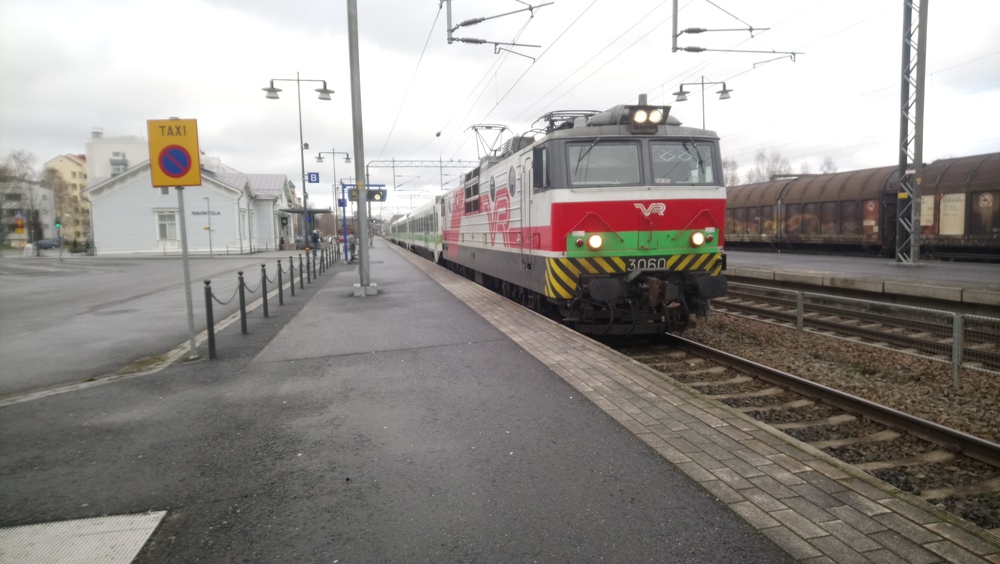 Kolmen junan kohtaus #3
Sr1-vetoinen "pendolino" 66 Helsinkiin suorittaa välipysähdystään Mikkelissä.
Avainsanat: op_VR;op_Fenniarail;jt_Matkustajajuna;jt_Pendolino;jt_Tavarajuna;jt_Asiakasjuna;jyv_Sr1;jyv_Laaiis;vararunko