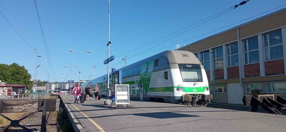 InterCity Turun satamassa 12.6.2023
InterCity -juna Tampereelta on saapunut Turun sataman varsin askeettiselle pääteasemalle. Tällainen raidejärjestely, jossa matkustajaliikenteen laituriraiteet ovat pistoraiteita, on Suomessa varsin harvainen.
Turun sataman uusi rautatieasema tulee valmistuessaan korvaamaan tämän aseman.
Avainsanat: op_VR;jt_Matkustajajuna;jt_InterCity;jyv_Edo;jyv_Edfs