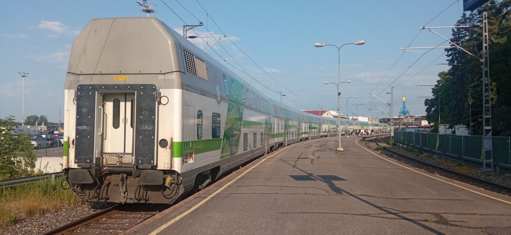 Yöjuna Turun satamassa 17.6.2023
Yöjuna 904 Rovaniemeltä (makuuvaunut) / Tampereelta (päivävaunut) on saapunut Turun sataman asemalle ja väki tyhjenee junasta, noustakseen aamun Ruotsinlautoille.
Avainsanat: op_VR;jt_Matkustajajuna;jt_Yöjuna;jyv_Edm
