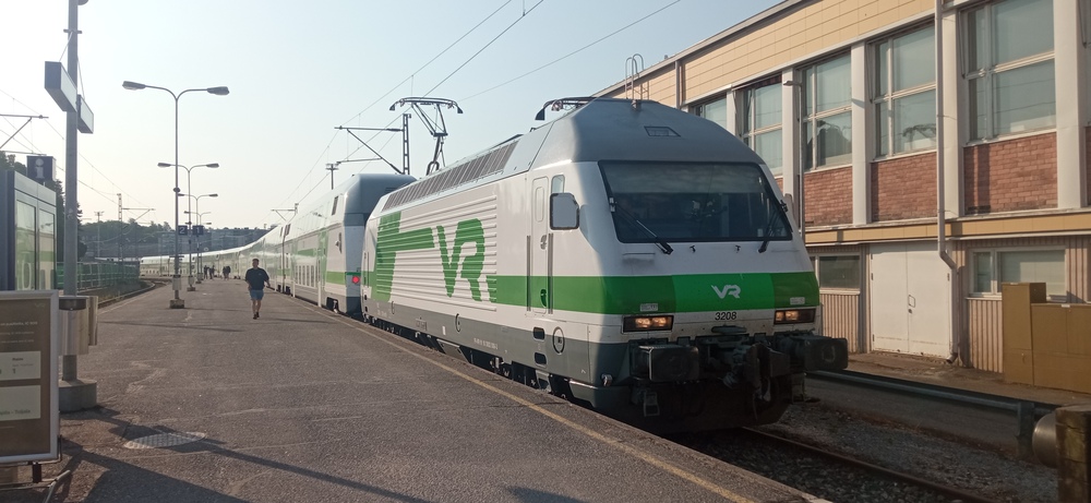 Yöjuna Turun satamassa 17.6.2023
Yöjuna 904 on saapunut Turkuun ja lähtee seuraavaksi junana IC 909 kohti Tamperetta, erikoisesti työntämällä, sillä tapa, jolla makuuvaunut irroitetaan ja junan oikeaan päähän saadaan veturi on mahdollisimman matkustajien aikaa tuhlaava: ensin madellaan päärautatieasemalle työntämällä, sen jälkeen pävystäjä käy makuuvaunut ja sen jälkeen vasta saadaan linjaveturi. Vaihtotyöt toki voitaisiin Turun satamassa, mutta käy tämä näinkin.
Avainsanat: op_VR;jt_Matkustajajuna;jt_Yöjuna;jt_InterCity;jyv_Sr2;jyv_Edo