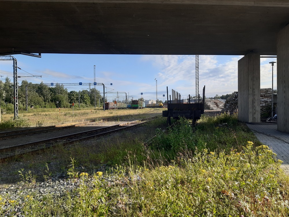 Peltolan ratapiha 24.7.2019
Ratapihalla kolme täyttä raakpuuletkaa (yksi yrittää piiloutua, löydätkö kuvasta?), pressuvaunuja sekä jotain idänliikenteen tölkkejä. En tiedä mistä ovat tulossa, mutta koottiin letkaan, josta lienee muodostunut illan Kouvolan sekatavara ja suunta käy uskoakseni Vainikkalan kautta itään.
Avainsanat: op_VR;jyv_Hkba;jyv_Sp;jyv_Sps;jyv_Vgobo