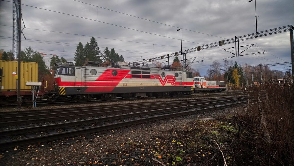 Tavarajunia Peltolassa 25.10.2019
Tavarajuna 2728 Kouvolaan sekä Tavarajuna 5308 Oulusta rinnakkain Peltolan ratapihalla Joensuussa. Oulusta saapuneet kaksi Dr16:ta lähtivät pian kuvan oton jälkeen kohti varikkoa.
Avainsanat: op_VR;jt_Tavarajuna;jt_Runkojuna;jyv_Sr1;jyv_Dr16;jyv_Occ