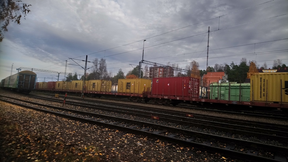 Peltolan ratapihaa 25.10.2019
Kouvolaan lähtevässä tavarajunassa 2728 oli melkoinen määrä syväsatamasta peräisin olevia konttivaunuja. Oulusta saapunut 5308 oli tuonaikaiseen tapaansa pitkälti venäläisistä vaunuista koostuva. Venäjän liikenteen loputtua Joensuun tavaraliikenne on pelkistynyt melkoisesti, eikä Joensuu-Oulu -sekatavarajunaa enää kulje.
Avainsanat: op_VR;jt_Tavarajuna;jt_Runkojuna;jyv_Occ;jyv_Vgk