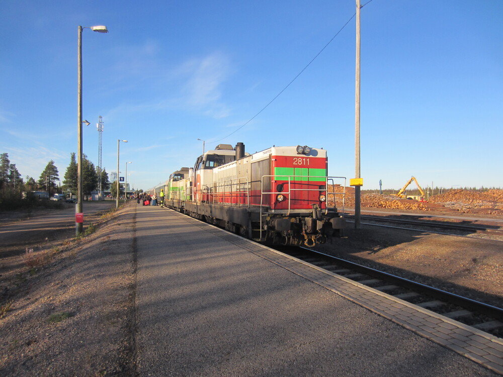 Dr16-vetoinen yöjuna Kolarissa 17.9.2016
Kaksi valakkoa, numerot 2811 ja 2819 yöjunan keulilla. Yksi parhaista koskaan tehdyistä dieselveturisarjoista ja kotimaisen veturituotannon kruununjalokivi jäi reilun 20 veturin outolinnuksi, joka on sittemmin lähes hävinnyt rataverkoltamme.
Avainsanat: op_VR;jt_Matkustajajuna;jt_Pikajuna;jt_Yöjuna;jyv_Dr16