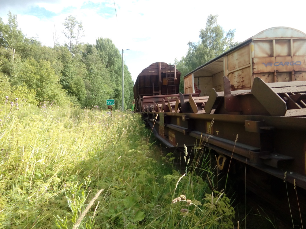 Tavaravaunuja säilössä Otavan satamassa 8.8.2017

