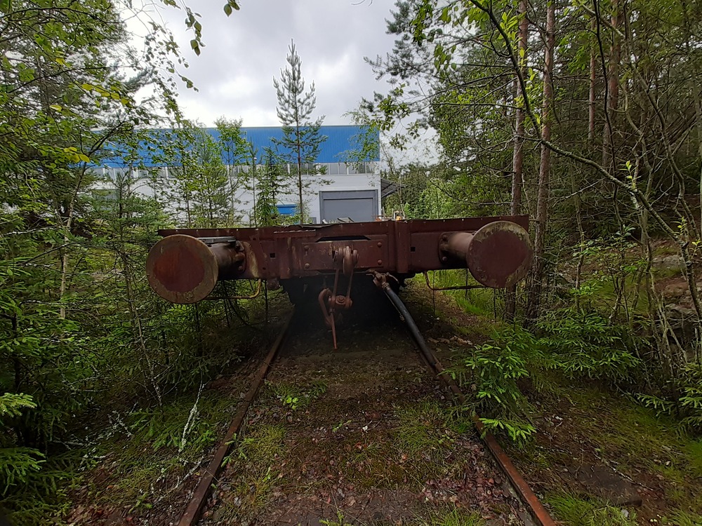 Tavaravaunun jäänteet Aurajoki Oy:n raiteella 9.7.2019
Gbl-vaunu, tai se mitä siitä on jäljellä, on jäänyt jumiin kuumasinkittämön takapihalle Mikkelissä, raideyhteyden katkettua vuosia sitten.
Avainsanat: rautatiearkeologia;jyv_Gbl
