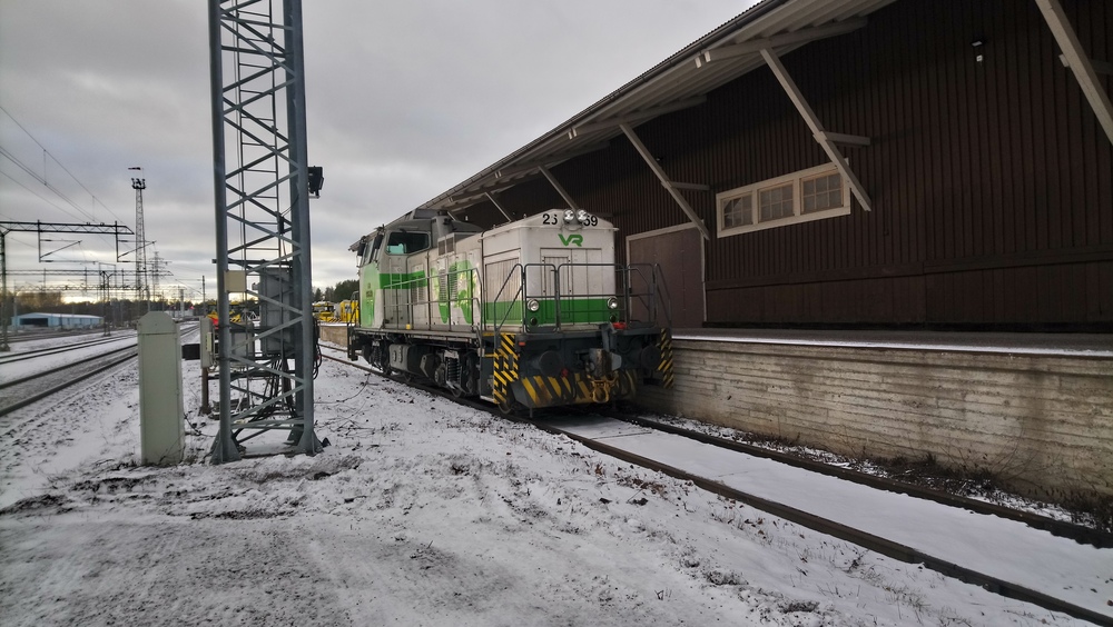 Dv12 Lappeenrannassa 25.1.2020
Dv12 2659 seisoskelee Lappeenrannassa. Töitä ei juuri nyt ollut tiedossa, edellisenä tai seuraavana tehtävänä lienee käynti Mustolan satamassa tai kenties Voisalmensaaren sahalla?
Avainsanat: op_VR;jyv_Dv12;jyv_Tka7