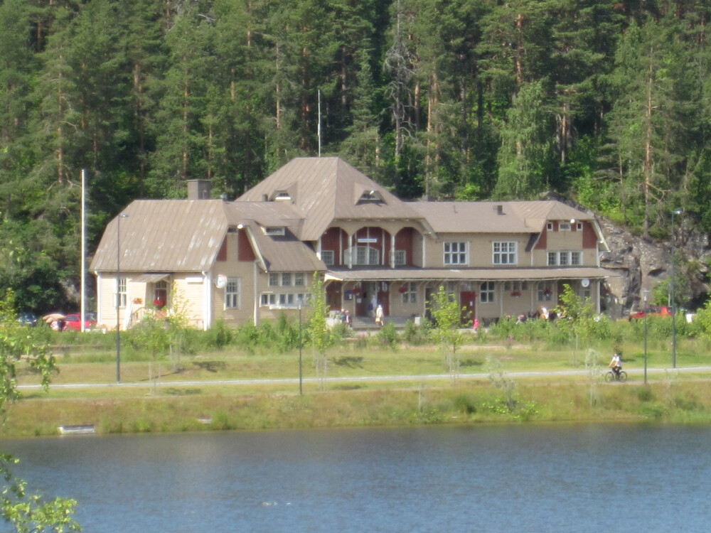 Savonlinnan vanha asema 14.7.2015
Savonlinnan asema oikein hyvässä kuosissa. Ainoastaan kiskot ja junat puuttuvat.
Avainsanat: rautatiearkeologia;infra_asemarakennus