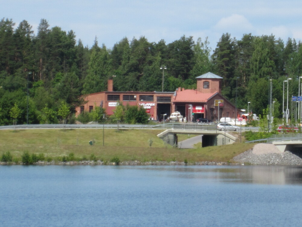 Savonlinnan veturitallit 14.7.2015
Veturit ovat vaihtuneet veneisiin Savonlinnan vanhalla varikolla.
Avainsanat: rautatiearkeologia;infra_veturitalli