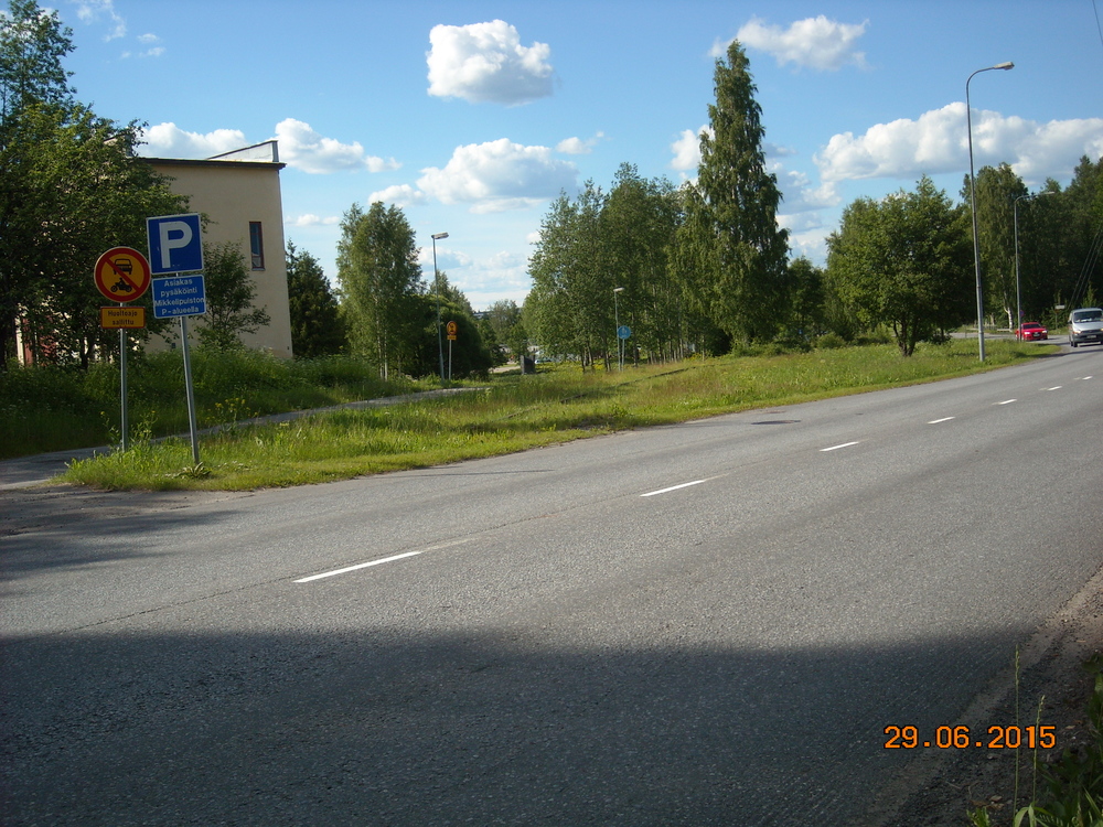 Pursialan raiteen pää 29.8.2015
Ennen rata ylitti tässä Pursialankadun, mutta ei enää, eivätkä kiskot yllä enää tännekään asti, vaan raiteet purettiin tästä vuonna 2016.
Avainsanat: rautatiearkeologia