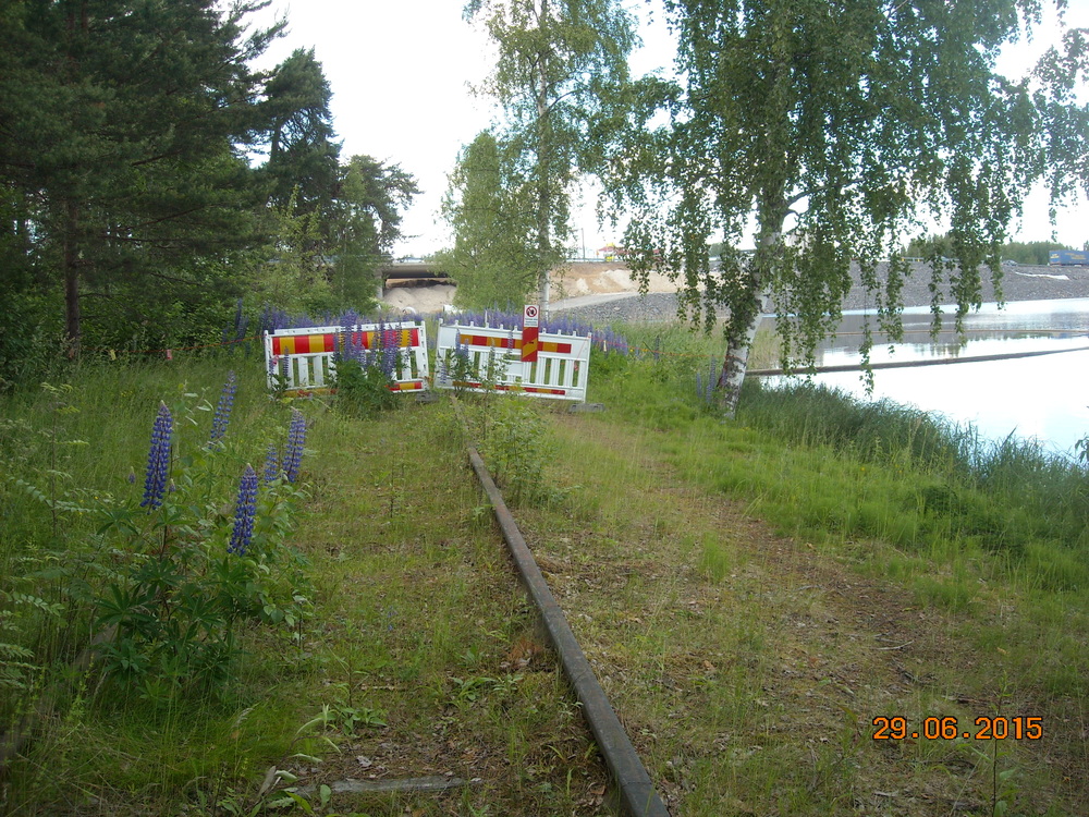 Rata poikki
Pursialan rata on katki Valtatien 5 levennystöiden takia, mutta suoranaista haittaa junaliikenteelle siitä ei ole, sillä raiteen vaihteen purkamisestakin alkaa olla jo sellaiset 11 vuotta kulunut.
Avainsanat: rautatiearkeologia