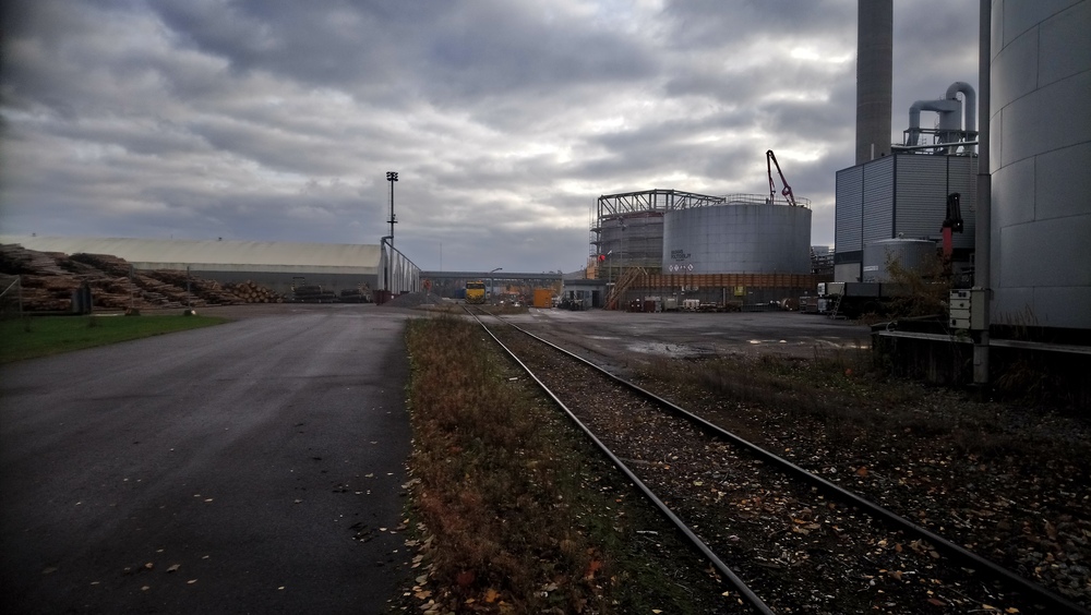 Varkauden sahan raide 24.10.2019
Sahan raiteistoa nähtynä Ahlströminkadun tasoristeykseltä. Ahlströminkatu kulkee tehdasalueen lävitse sahan ja kartonkitehtaan välissä.
Tehtaan vaihtotyökoneena toiminut Tve4 on juuri työntänyt letkan raakapuuvaunuja purettavaksi sahan puolelle.
