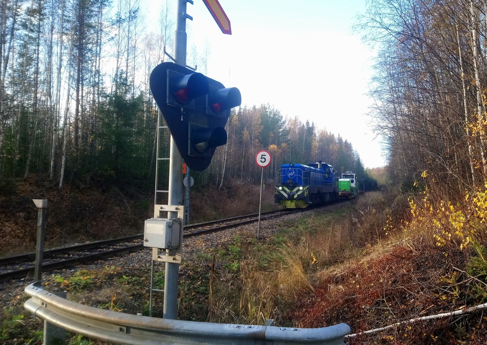 Robottiveturisiirto Päivärinteen tasoristeyksellä 24.10.2019
Fenniarailin T 7261 on kirjattu saapuneeksi Kommilaan - vaikka se ei edes ole vielä poistunut Varkauden liikennepaikalta!
Rehellisyyden nimissä sanottakoot, että Varkauden ja Kommilan välinen liikennepaikkaväli on varsin lyhyt Kommilan liikennepaikan alkaessa heti tasoristeyksen toisella puolella.
Avainsanat: op_Fenniarail;jt_Tavarajuna;jt_Asiakasjuna;jyv_Dr18;jyv_Dr35;jyv_Kbps;jym_OtsoRobot_75_HS;infra_tasoristeys;robottiveturi