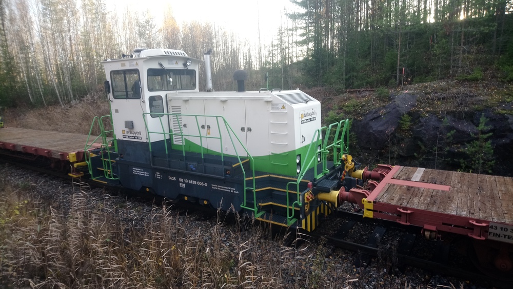 Dr35 robottiveturi Varkaudessa 24.10.2019
Toinen kahdesta Teräspyörän vuonna 2011 valmistamasta Dr35 -robottiveturista, jonka littera on hämmentävästi sama kuin Move66:n.
Toisin kuin valtaosa OtsoRobot -vetureista, nämä OtsoRobot 75 HS:t sisältävät ohjaamon ja ovat siis ajettavissa ihan "normaaleina" vetureina.
Veturit olivat VR:llä käytössä vuosina 2012-2015. Tämä yksilö löysi kotinsa Varkauden kartonkitehtaalta, kun taas toinen on päässyt Mantsisen käyttöön Uimaharjulle.
Avainsanat: op_Fenniarail;jyv_Dr35;jyv_Kbps;jym_OtsoRobot_75_HS;robottiveturi
