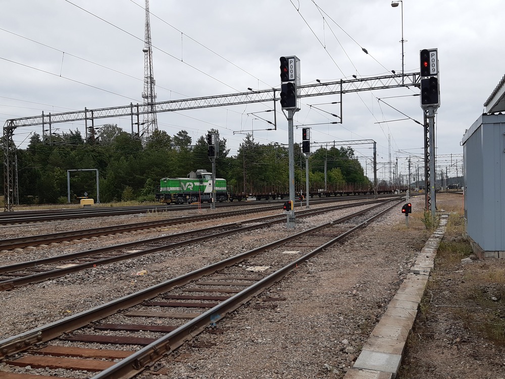 Kouvolan päivystäjä 1.8.2019
Dr14 1870 päivystää Kouvolassa ja siirtelee kotimaisten ja itäisten vaunujen kytkemiseksi tarvittavia Hkba-välivaunuja, joita Kouvolassa idänliikenteen vilkkaimpana ratapihana onkin melkoinen määrä.
Hkba:t sopivat toki yleisavovaunun ominaisuudessa monenkin asian kuljettamiseen, mutta ovat viime vuosina jääneet lähes täysin välivaunukäyttöön.
Avainsanat: op_VR;jt_Vaihtotyö;jyv_Dr14;jyv_Hkba;päivystäjä_Kouvola