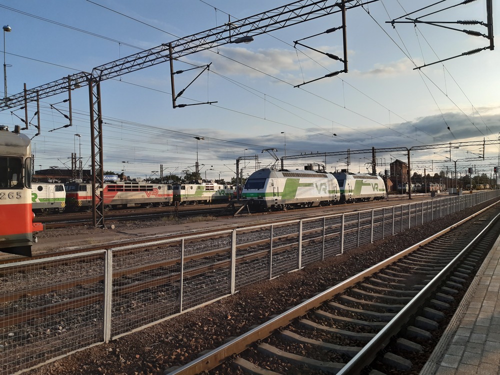 Kouvolan varikkoa ilta-auringossa 3.8.2019
Viikonloppuillat ovat hyvää aikaa nähdä melkoista sähköveturipaljoutta Kouvolassa, kun kalustoa ei juuri ole liikkeellä.
Avainsanat: op_VR;jyv_Sm2,Jyv_Sr1;jyv_Sr2