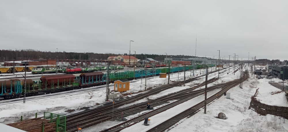 Nokelan ratapiha 22.3.2024
Tyhjähkö Nokelan ratapiha Oulussa. Taaempana näytti olevan jotain vaunuja, kenties Ortikarin satamaan menossa tai sieltä tulossa? Sähköistämättömillä raiteilla oli melkoisen sekalainen seurakunta niin matkustaja- kuin tavaravaunujakin ja yhden letkan päässä hyrskytteli Dv12 päivystäjän ominaisuudessa.
Avainsanat: op_VR;jyv_Sr1;jyv_Dv12;jyv_Sp;jyv_Sps;jyv_Tabd