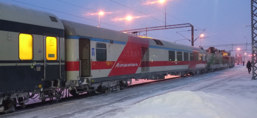 Kolarin juna Oulussa 23.3.2024 #2 Aggregaattivaunu ja Dr16:t
IC-vaunujen tultua pysyväksi osaksi Kolarin yöjunaa vuonna 2016 (ehdittyäni juuri ja juuri matkustaa tällä junalla sen kokosinisessä asussa) on dieselvetoisella Oulu-Kolari -osuudella vaadittu aggregaattivaunua tuottamaan junalle sähköä.
Avainsanat: op_VR;jt_matkustajajuna;jt_yöjuna;jyv_Dr16;jyv_Eifet;jyv_CEmt;siniset_vaunut;juna_Aurora_Borealis_Express