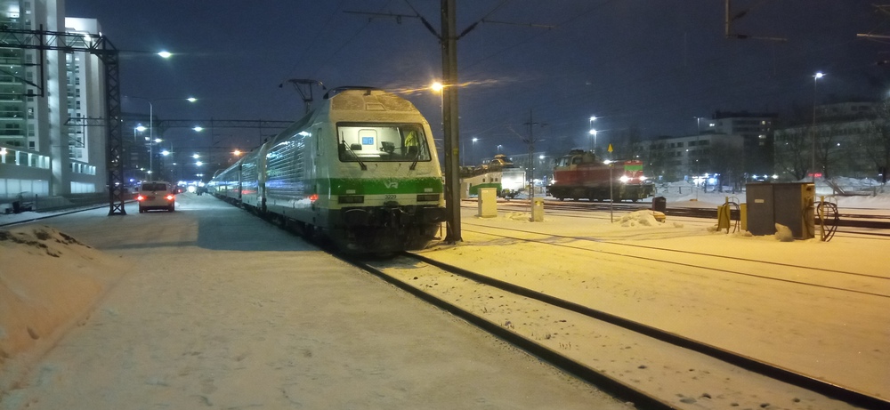 Kolarin juna Oulussa 23.3.2024 #6 Sr2-pari sekä päivystäjä
Sr2-pari on saapunut Nokelan varikolta ja lähtövalmistelujen jälkeen matka jatkuu kohti Helsinkiä - vartin myöhässä, mutta kuitenkin.
Marsuparin ohella varikolta hyrskytteli paikalle Dv12 noutamaan Helsinkiä kohti suuntaavaa Gfot-vaunua kuormausraiteelta.
Avainsanat: op_VR;jt_matkustajajuna;jt_yöjuna;jt_vaihtotyö;jyv_Sr2;jyv_Dv12;jyv_CEmt;jyv_Gfot;siniset_vaunut;päivystäjä_Oulu;juna_Aurora_Borealis_Express