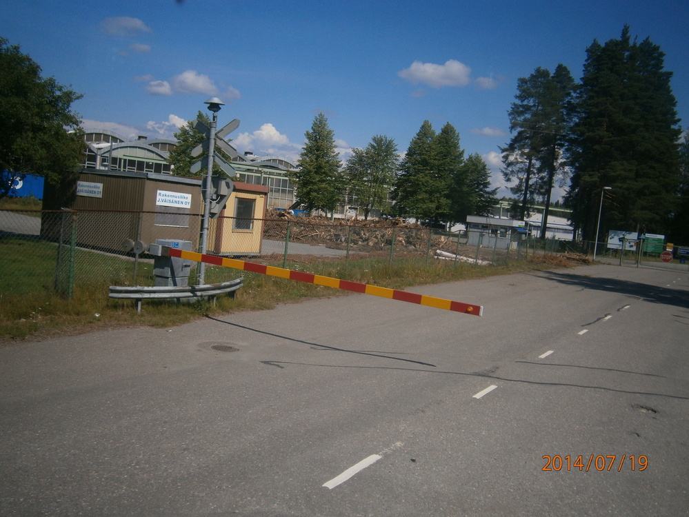 Konepajan puolipuomilaitos
Pieksämäki-Joensuu -rataosan läntisin tasoristeys Pieksämäen kolmioraiteen itäpäässä konepajan sisäänkäynnillä.
Avainsanat: infra_tasoristeys;infra_konepaja