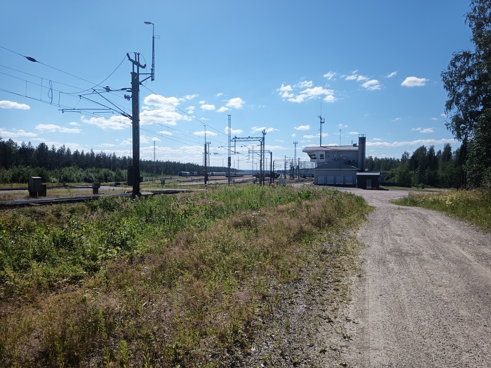 Pieksämäen vanha laskumäki 4.7.2021
Nähtynä tavaran suunnasta lajittelun suuntaan. Mäki siloiteltiin 2004, taustalla se, että mäen säilyttäminen olisi edellyttänyt korjaustöitä, joita ei nähty hintansa väärtinä.
Avainsanat: infra_laskumäki