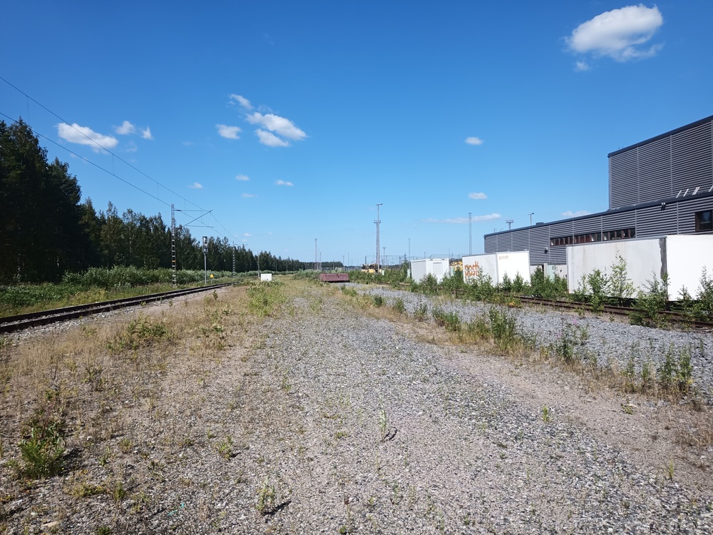 Pieksämäen vanhan kiskohitsaamon aluetta pohjoiseen päin 4.7.2021
Vasemmalla olevaa läpikulkuraidetta pääsee asemalta Temun ja lajittelun ohitse tavaraan.

