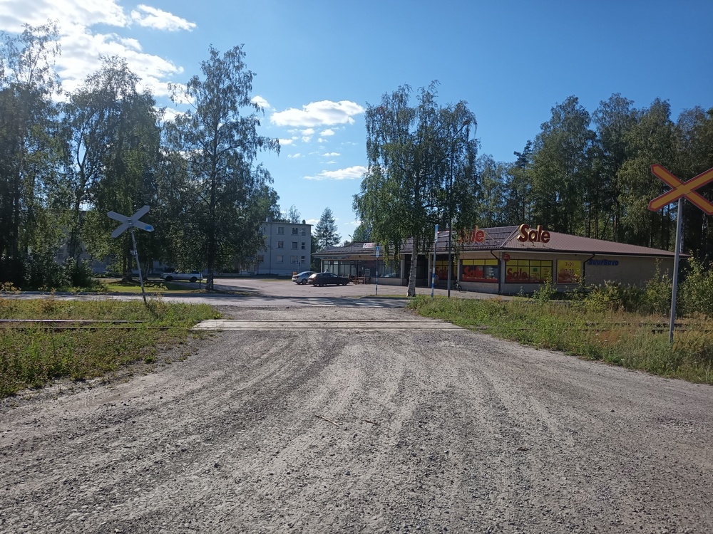 Tasoristeys Temun kuormauspaikan raiteella 4.7.2021
Vasemmalle käy kulku raakapuunkuormauspaikalle, suoraan eteenpäin Saleen.
Avainsanat: infra_tasoristeys
