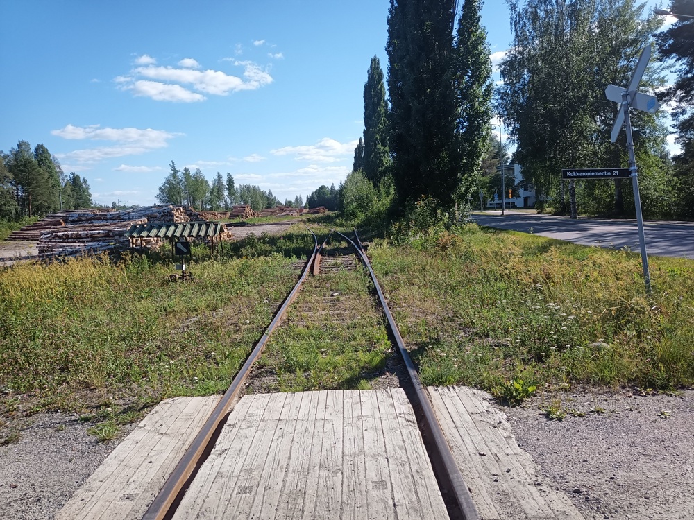 Temun kuormausalue 4.7.2021
Temun raakapuunkuormausalue nähtynä pohjoisesta. Puuta oli varastoituna ja ilmeisesti sitä yhä junaankin kuormattiin, joskin siinä käsityksessä olen ollut, että hiljaista on kuormaustoiminta näillä raiteilla viime vuosina ollut. Nyttemmin täällä on varastoitu käytöstä poistettua vetokalustoa.
