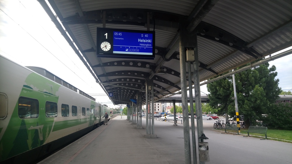 Pendoaamu Seinäjoella 20.6.2019 #1
Varhaisen aamun pendolino 40 Vaasasta Helsinkiin suorittaa välipysähdystään uinuvalla Seinäjoen asemalla puolikuuden jäljestä aamulla.
Avainsanat: op_VR;jt_matkustajajuna;jt_Pendolino;jyv_Sm3