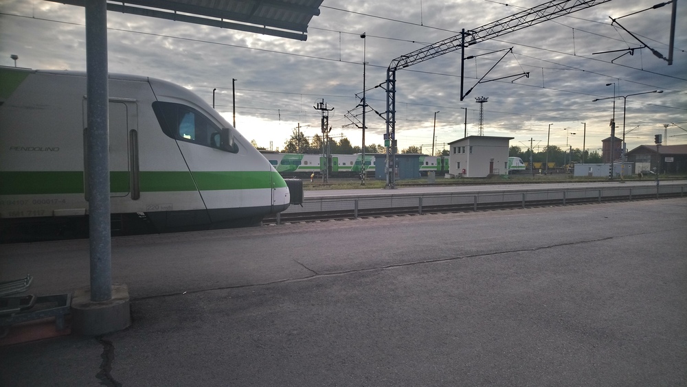 Pendoaamu Seinäjoella 20.6.2019 #2
Pendolinoja Seinäjoella kesäaamuna ennen kuutta. Etualalla oleva yksilö tottelee tunnusta S40 matkalla Vaasasta Helsinkii, taustalla oleva taas odottelee vielä päivän ajojen alkamista.
Avainsanat: op_VR;jt_matkustajajuna;jt_Pendolino;jyv_Sm3