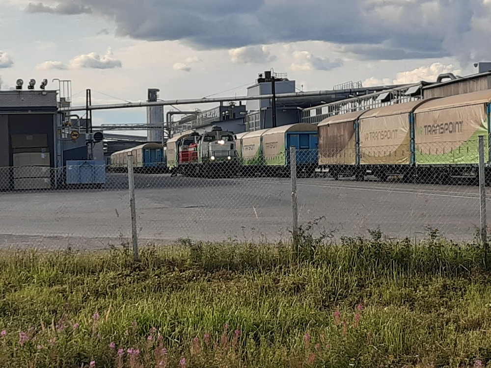 Vaunujen jaottelua Pellosniemessä 15.7.2019
Vaunuletka alkaa olla paloiteltu sopiviksi nipuiksi ja sijoiteltu oikeaoppisesti niin, että trukit pääsevät kulkemaan.
Avainsanat: op_VR;jt_vaihtotyö;jyv_Dv12;jyv_Hbi