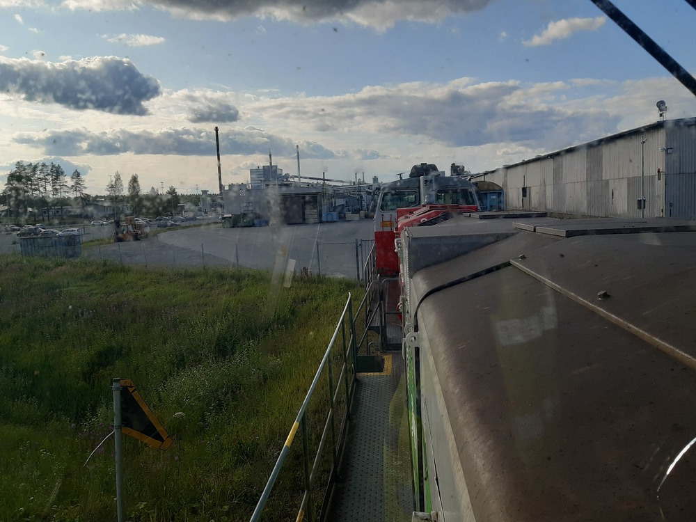 Koneen päällä Ristiinassa 15.7.2019
Hommat alkavat olla niinsanotusti hoidettu ja kuvaajakin kutsuttiin käväisemään ohjaamoksi, ennen kuin on aika palata Ostolahteen illan 2274:n lähtökuntoon saattamista varten.
Avainsanat: op_VR;jt_vaihtotyö;jyv_Dv12;ohjaamo