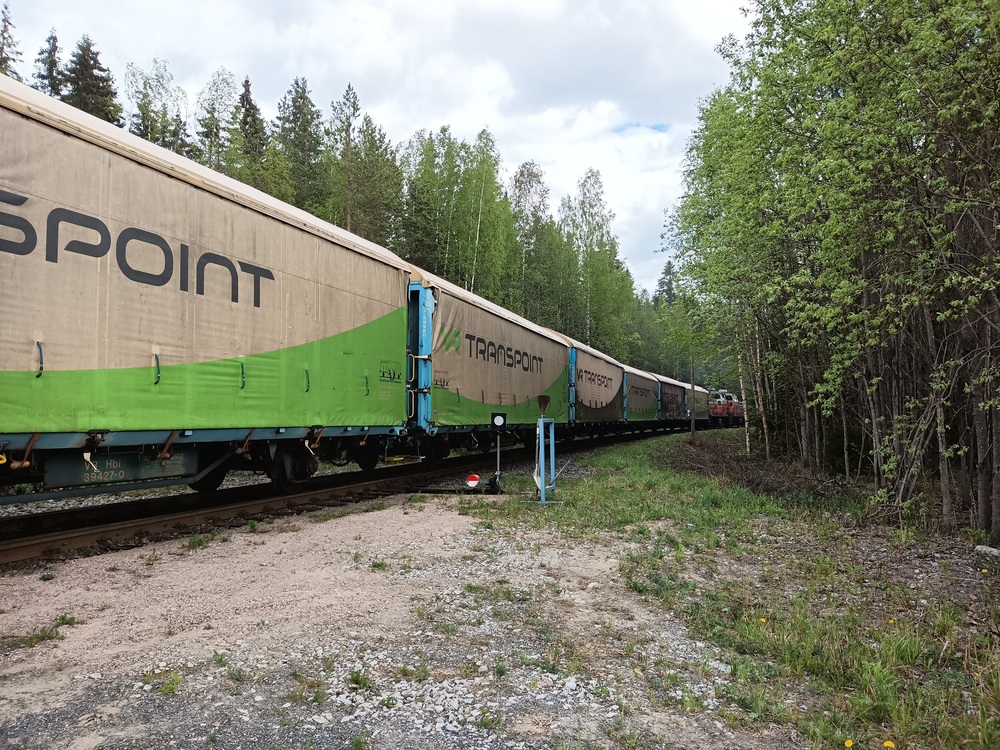 Pelloksen vaihtotöitä 29.5.2020 #2
Dv12-pari nykii ja puskee. Edellisvuoden hulppeasta neljän hengen miehistöstä poiketen tällä kertaa paikalla näytti olevan kokonaista yksi (1) rautatieläistä, joka sai radio-ohjaimensa kanssa juosta kääntämään vaihdetta junan vielä ajaessa sen ylitse toiseen suuntaan.
Avainsanat: op_VR;jt_Vaihtotyö;jyv_Dv12;jyv_Hbi