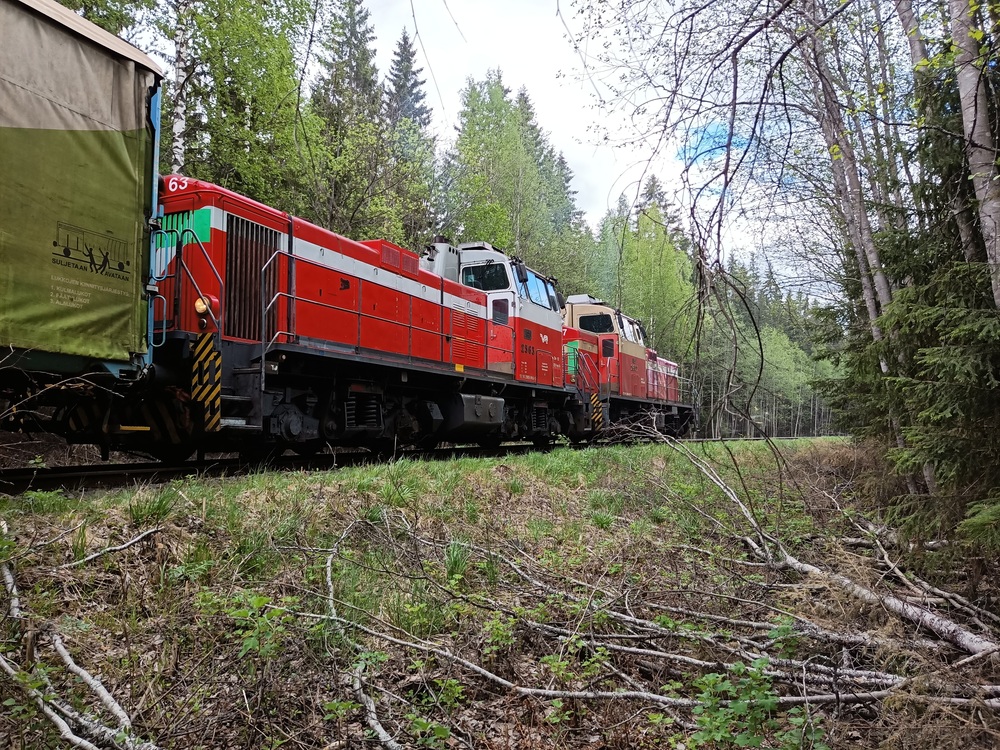 Pelloksen vaihtotöitä 29.5.2020 #5
TA 2274:ssä kohti Kouvolaa lähtevä letka on nyt valmis ja työn raskaat raatajat, eli Dv12:t 2563 ja 2607 valmistautuvat vetämään sen Ostolahden ratapihalle lähtöä odottamaan.
Avainsanat: op_VR;jt_Vaihtotyö;jyv_Dv12;jyv_Hbi