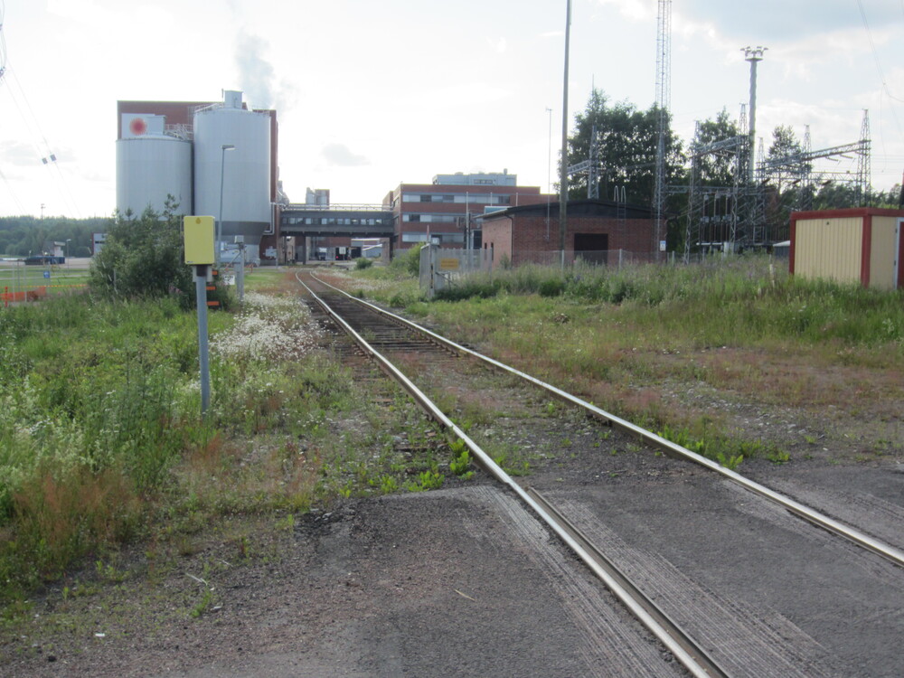 Kartonkitehtaan eteläinen raide 14.7.2015
Kartonkitehtaan raiteen eteläinen haara nähtynä Valtatien tasoristeyksestä.
