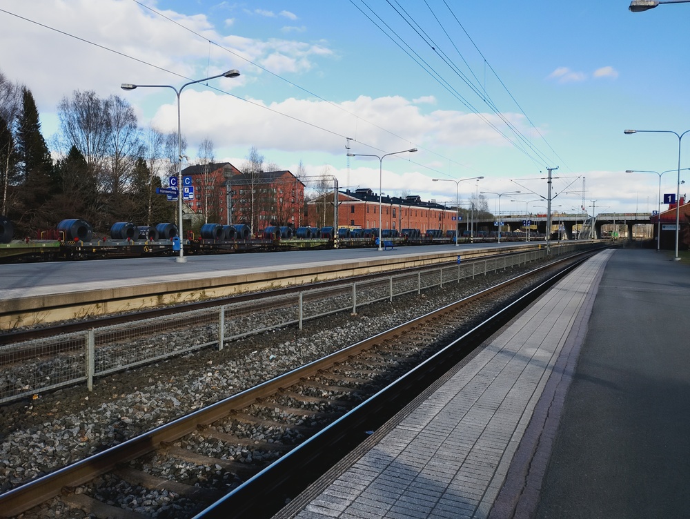 Hämeenlinnan iltatunnelmia
Teräskelavaunuletkan päässä pilkottava Dr19 kiskaisi hetkeä kuvan ottamisen jälkeen vaunuletkan liikkeelle kohti terästehdasta.
Avainsanat: op_VR;jt_Vaihtotyö;jyv_Shmnn-tw;jyv_Shmnns-tw;päivystäjä_Hämeenlinna