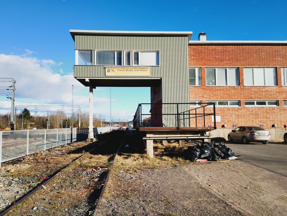 Hämeenlinnan tavara-asema 26.4.2026
Tavara-aseman edustan raide ei ole käytössä, eikä enää yhteydessä rataverkkoon. Rautatietoimintoja tavara-asemalla sijaitsee yhä vähintäänkin rautatieläisten taukotila.
Avainsanat: infra_tavara-asema;rautatiearkeologia