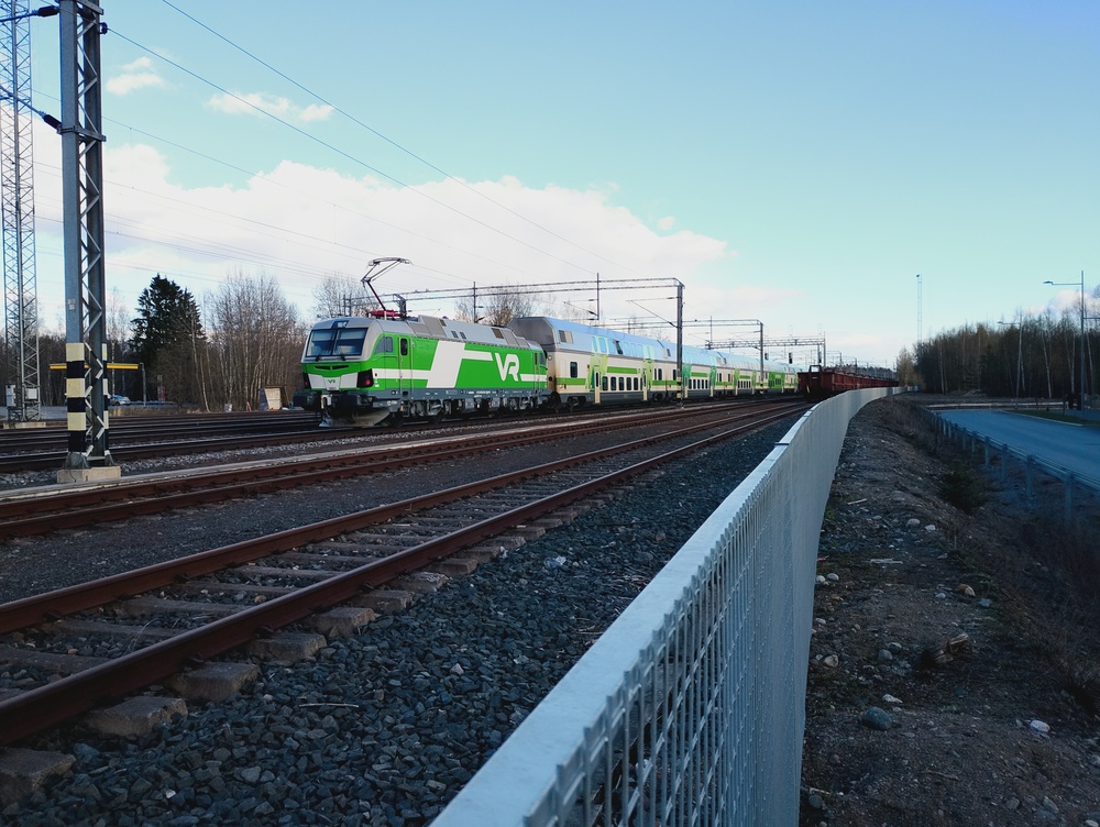 InterCity Hämeenlinnassa 26.4.2026
Sr3:n työntämä Edo-runko kiitää Helsinkiä kohti ohi Hämeenlinnan sivuraiteella seisovien romuvaunujen.
Avainsanat: op_VR;jt_InterCity;jyv_Sr3;jyv_Ed;jyv_Edfs;jyv_ERd;jyv_Obrk