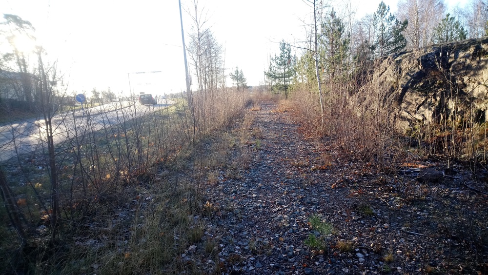 Puistolan öljysataman raiteen pohjaa 22.11.2018
Kotkan asemalta Puistolan öljysatamaan menneen radan ratapohja oli yhä selkeästi nähtävillä. Puistolan öljysataman raide muodosti Kotkansaareen kolmioraiteen, sillä Puistolasta pääsi myös Mussalon radan kautta Hovinsaareen.
Avainsanat: rautatiearkeologia