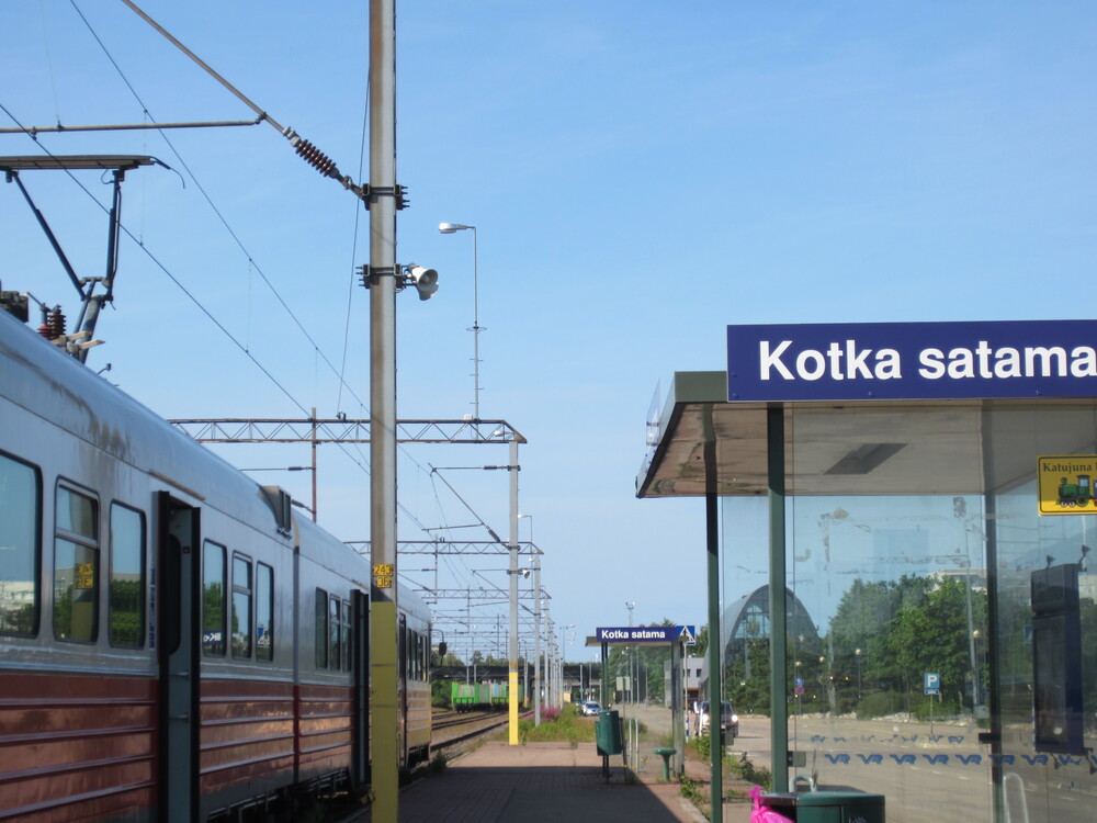 Kotkan satama 15.7.2015
Kotkan sataman laiturikatokset, Sm1 sekä oletettavasti Kotka Millsillä tyhjennettyjä raakapuuvaunuja.
Avainsanat: op_VR;jt_Taajamajuna_Sähkömoottori;jyv_Sm1