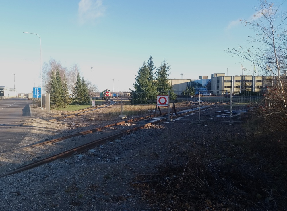 Kotka Mills 22.11.2018
Päivystäjä on juuri painanut 14 raakapuuvaunua Kotka Millsille, näistä 4 lähti kuitenkin päivystäjän mukana takaisin ratapihalle. Raakapuuvaunujen purkuraiteen lyhyyden takia aamulla saapunut raakapuujuna oli purettava kolmessa osassa, joista kaksi ensimmäistä käsitti 10 vaunua kumpainenkin, kolmas taas 4 vaunua.
Avainsanat: op_VR;jt_Vaihtotyö;jyv_Dv12;päivystäjä_Kotka